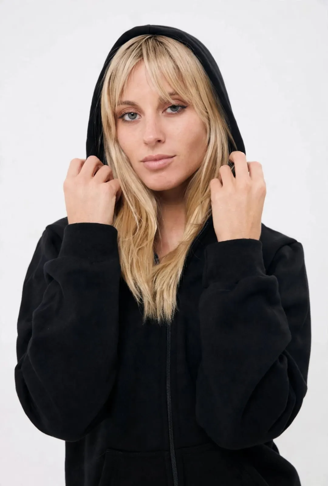 Campera de frisa con capucha negro