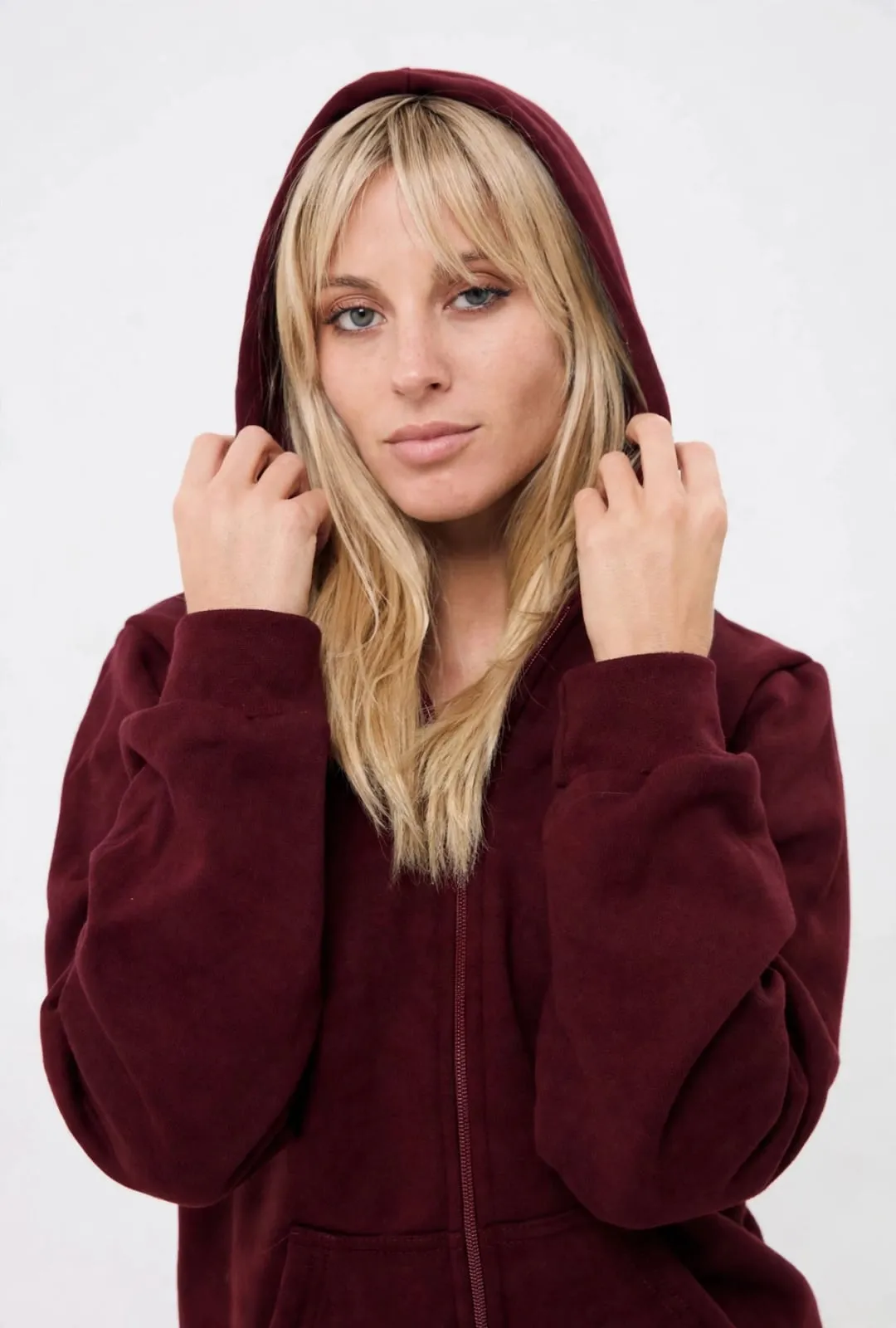 Campera de frisa con capucha bordó