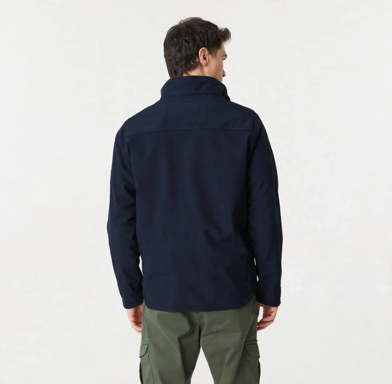 Campera softshell azul, de espalda