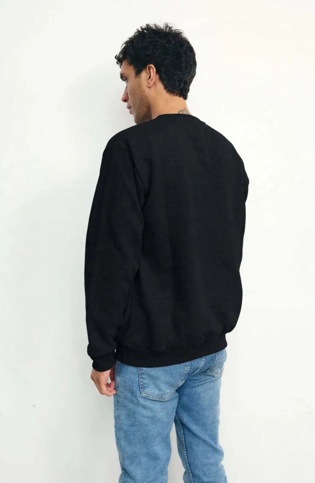 Buzo de frisa cuello redondo negro, de espalda
