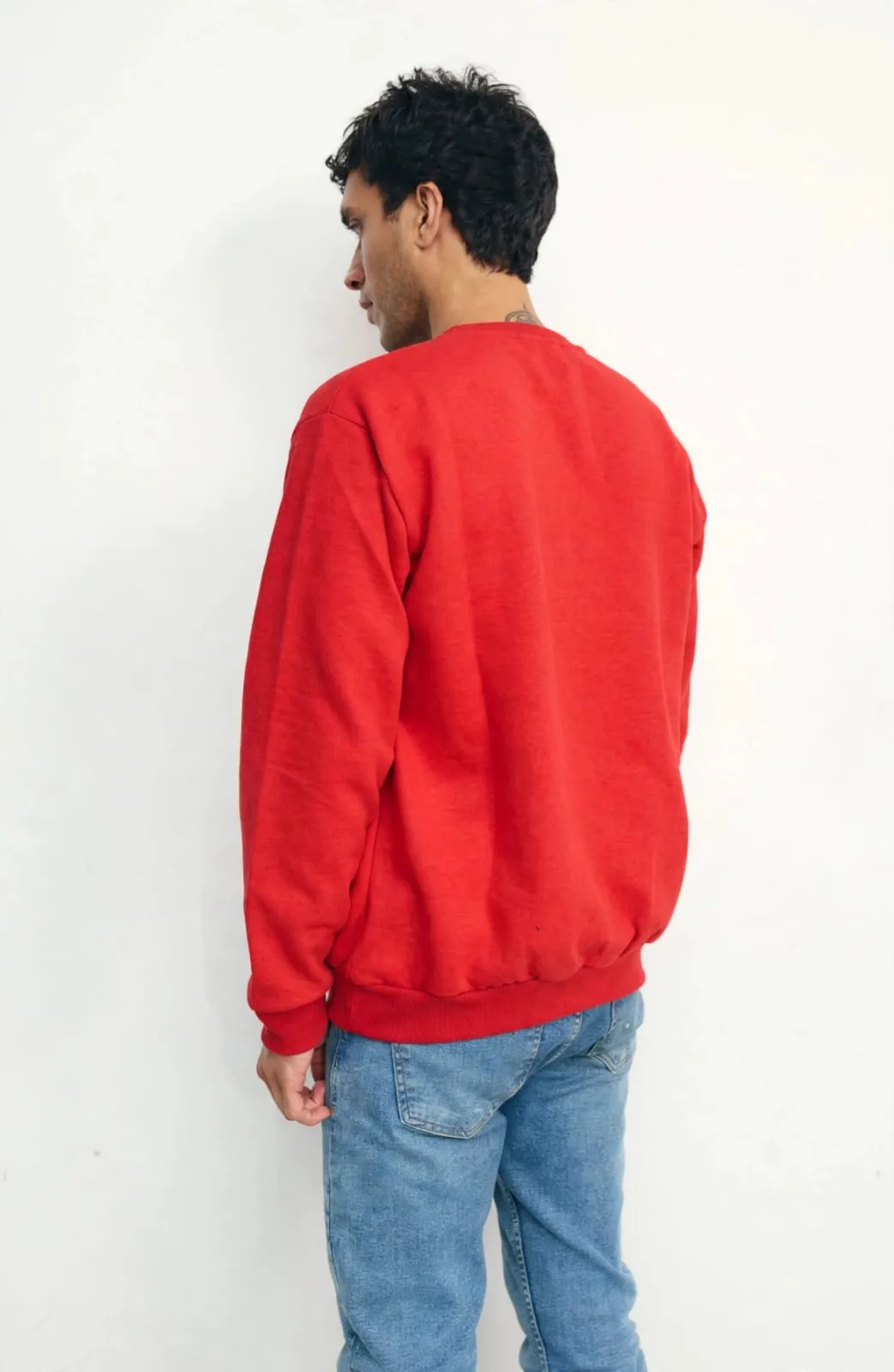 Buzo de frisa cuello redondo rojo, de espalda