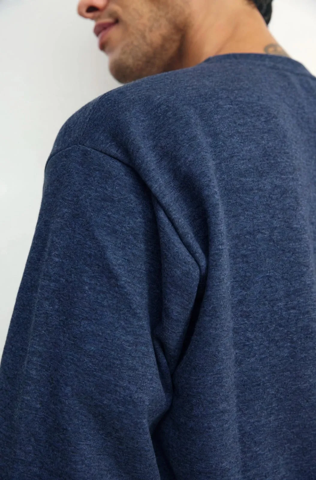 Buzo de frisa cuello redondo azul, detalle de la tela
