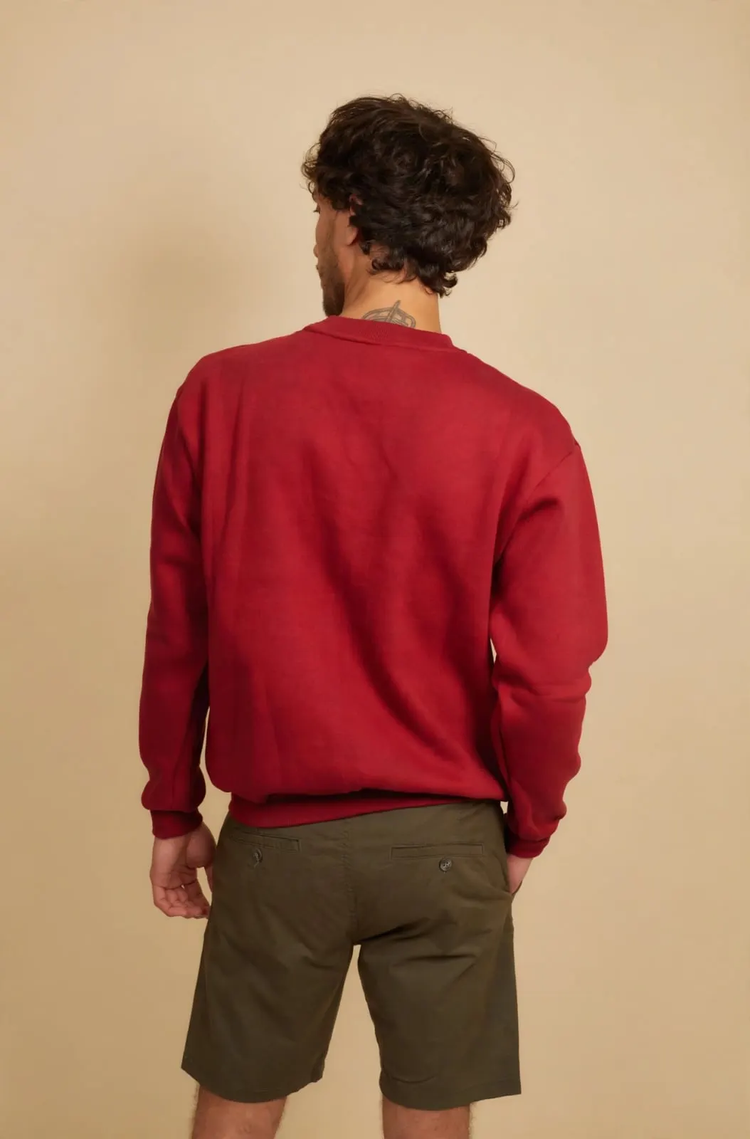 Buzo de frisa cuello redondo bordó, de espalda