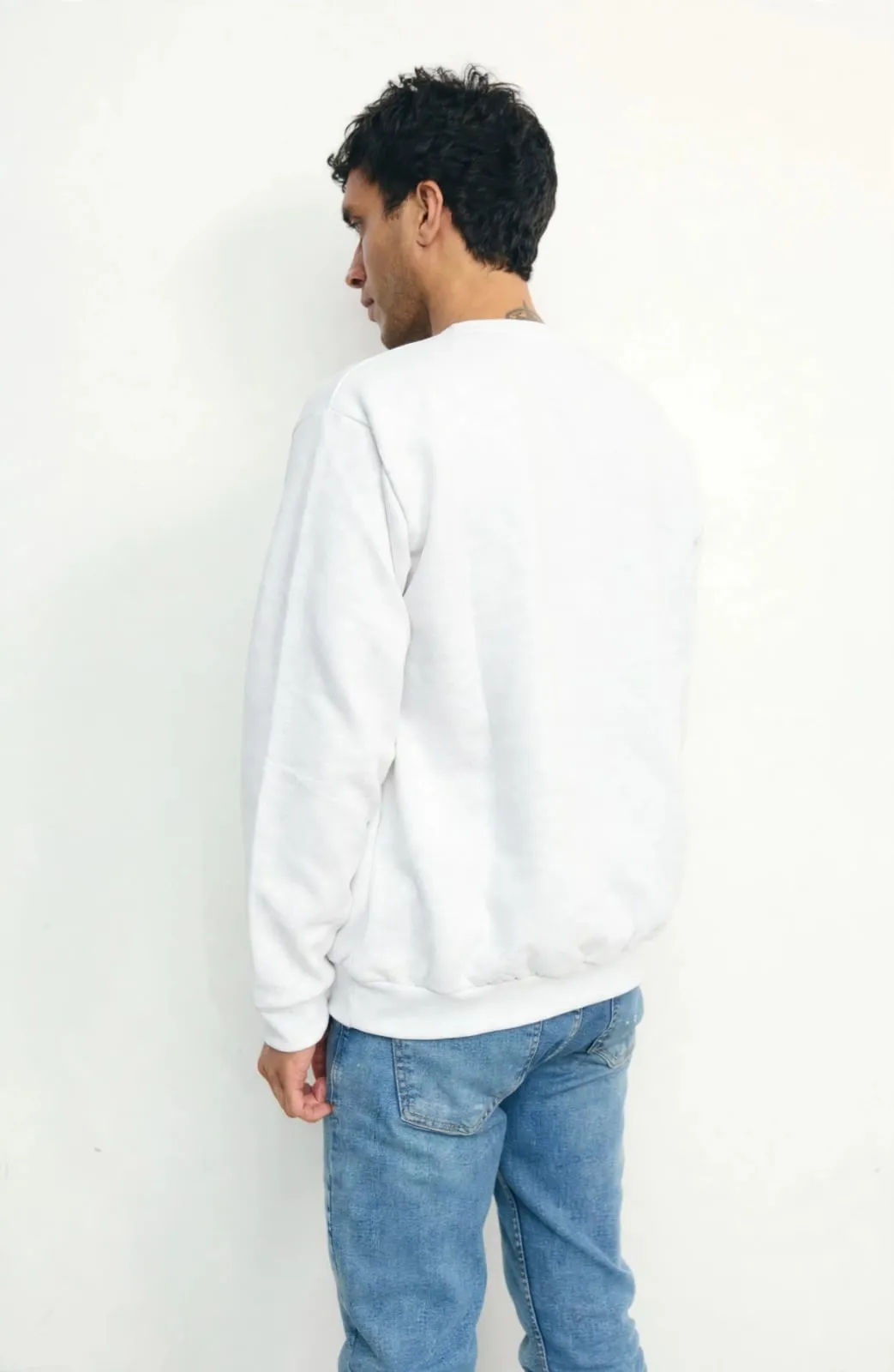 Buzo de frisa cuello redondo blanco, de espalda