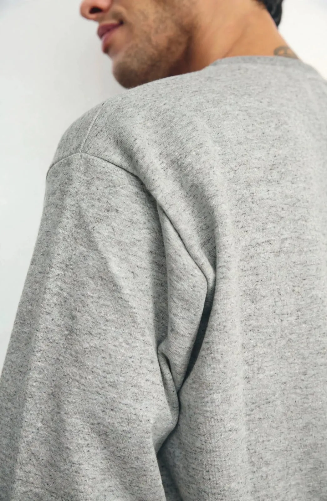 Buzo de frisa cuello redondo gris, detalle de la tela