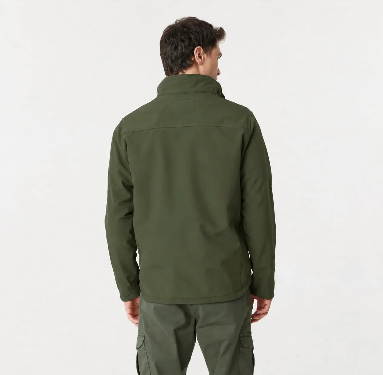 Campera softshell verde, de espalda, color de referencia